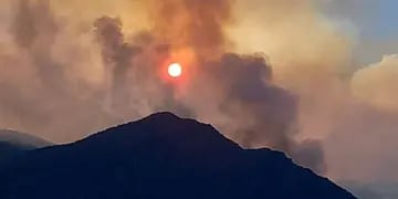 El fuego alcanzó la cumbre del cerro Santa Elena, que divide el lago Steffen del río Manso.