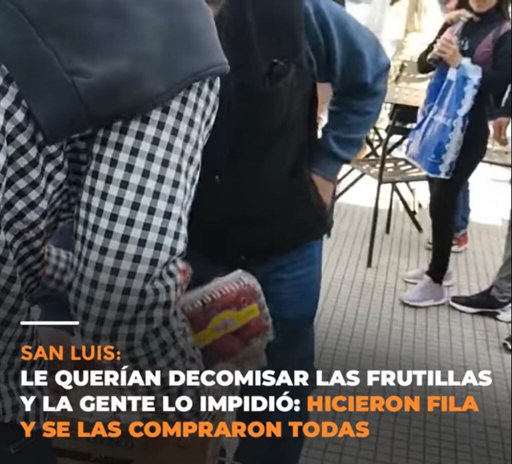 La gente le compró todas las frutillas a un vendedor ambulante de San Luis.