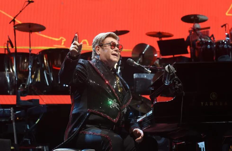 Elton John debió suspender un concierto en Auckland.