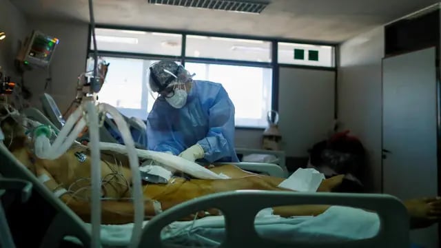 Personal de salud atendiendo casos de coronavirus en terapia intensiva (Foto: Reuters / Agustín Marcarian)