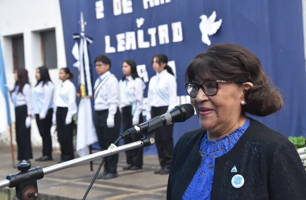 La directora de la Escuela Provincial de Artes N° 1, Hortensia Valerio, al momento de pronunciar su mensaje en la ceremonia cívica protagonizada por sus estudiantes.