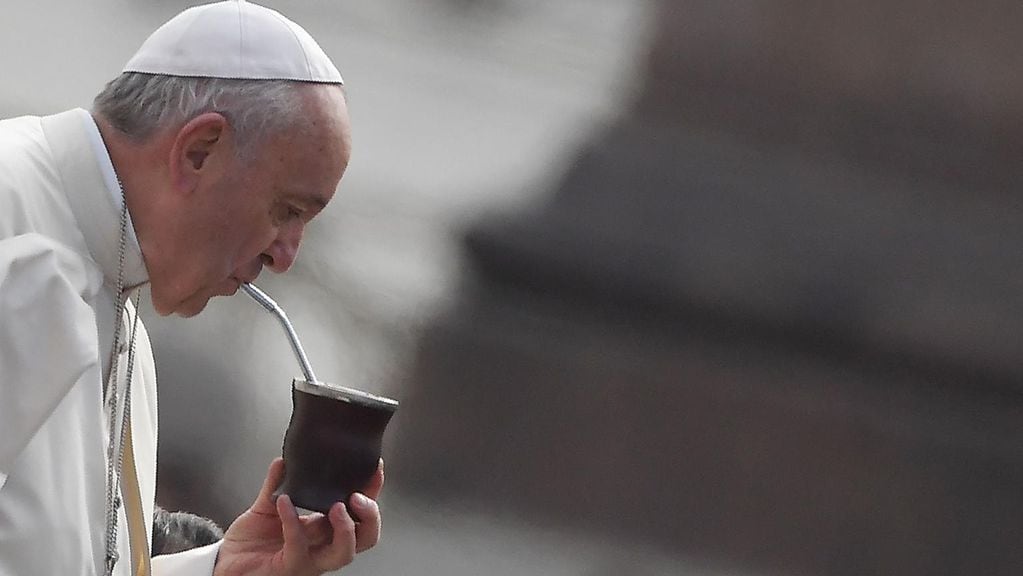 El Papa Francisco tomando mate en el Vaticano.