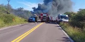 Se incendió un camión cargado de carbón en Pérez