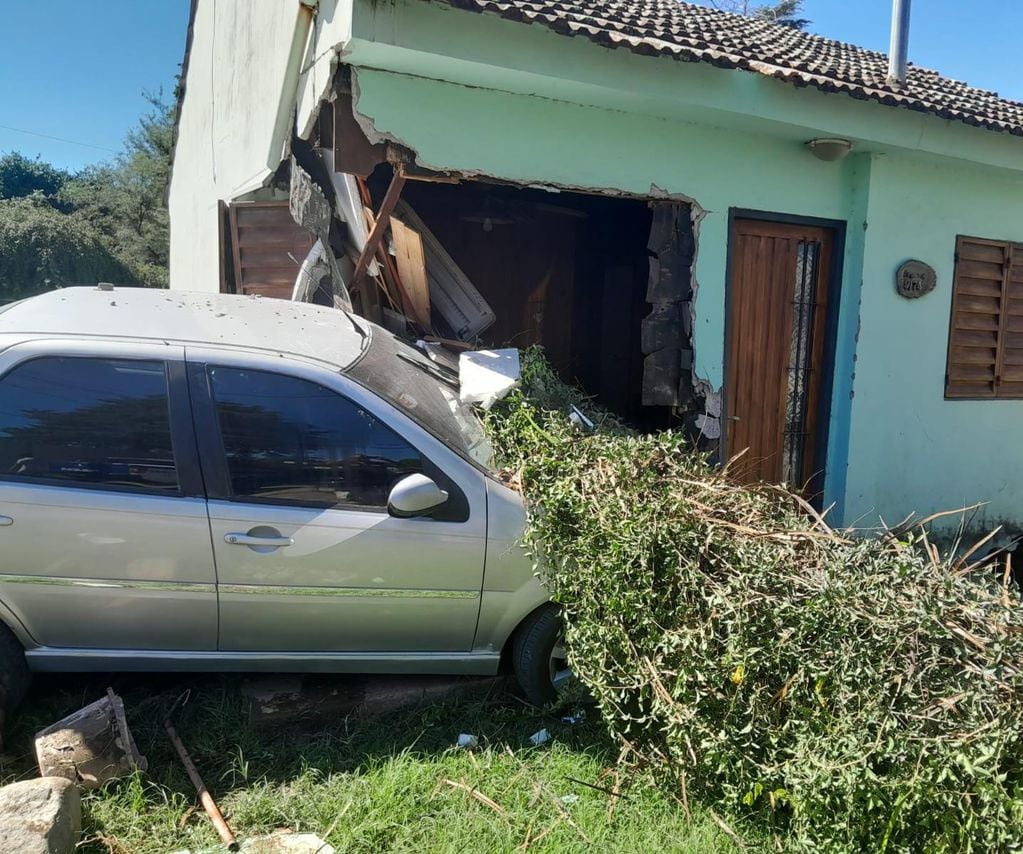 Perdió el control de su auto y se estrelló contra una vivienda en Córdoba.