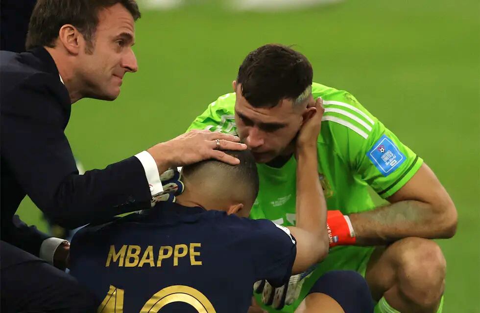 Lusail (Qatar), 18/12/2022.- French President Emmanuel Macron (L) comforts Kylian Mbappe of France after the penalty shoot-out of the FIFA World Cup 2022 Final between Argentina and France at Lusail stadium, Lusail, Qatar, 18 December 2022. (Mundial de Fútbol, Francia, Estados Unidos, Catar) EFE/EPA/Friedemann Vogel