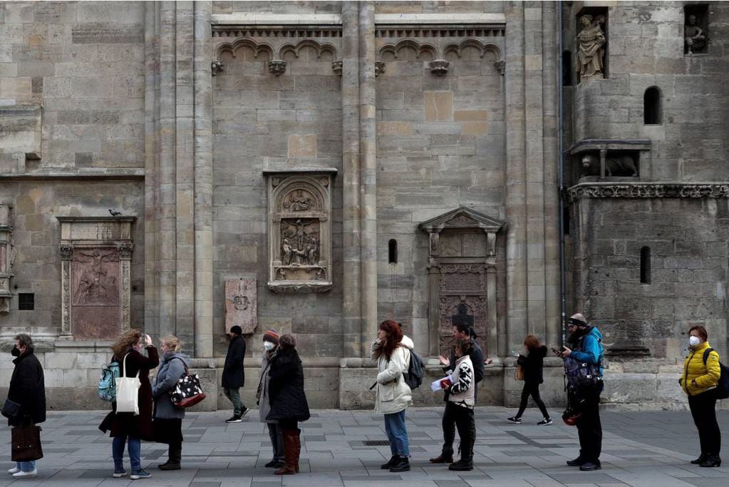 Gente haciendo fila para vacunarse en la catedral de St. Stephen en Viena, este viernes 19 de noviembre. Foto de Lisa Leutner/AP.