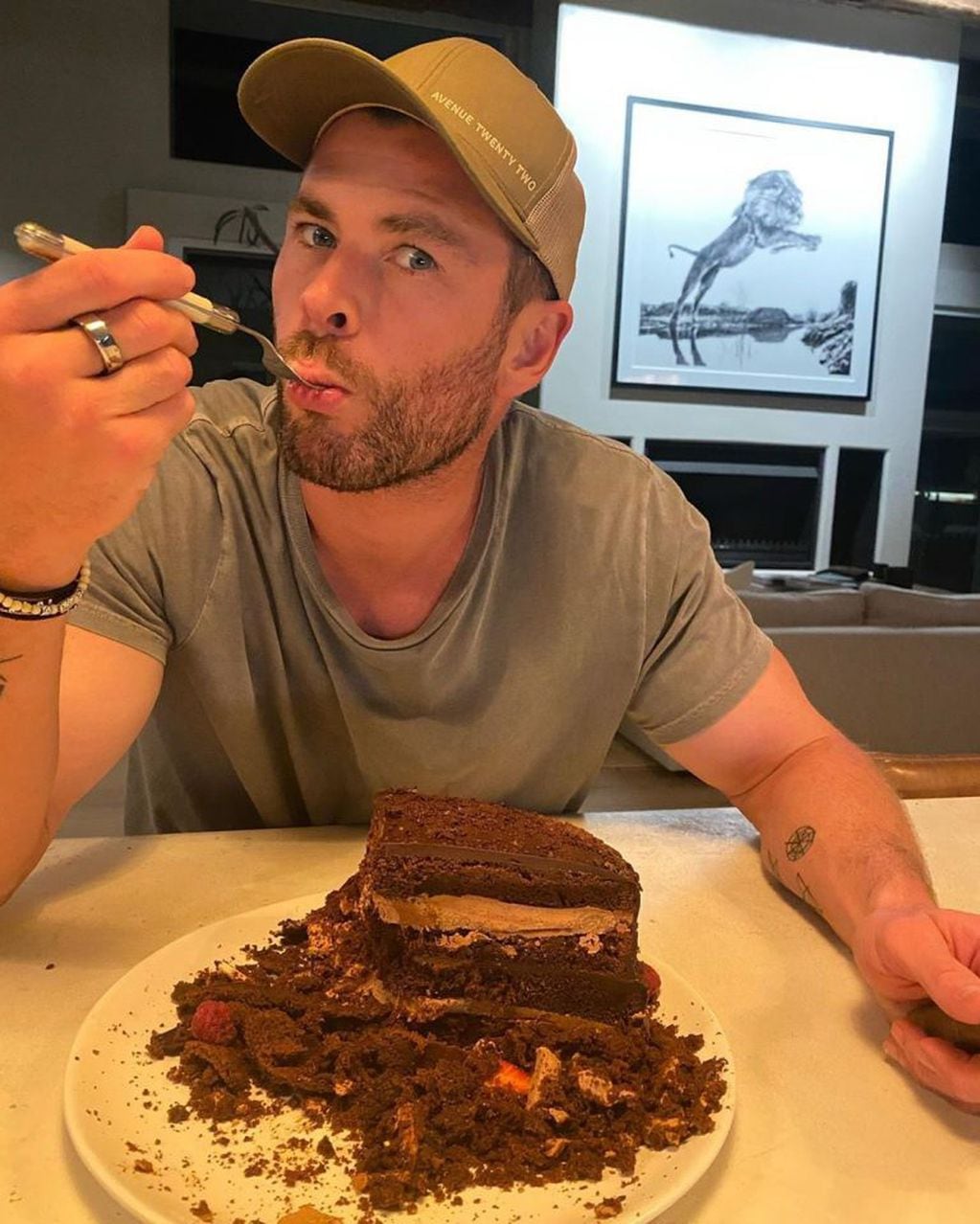 Chris comiendo su torta de pastel (Instagram/@chrishemsworth)
