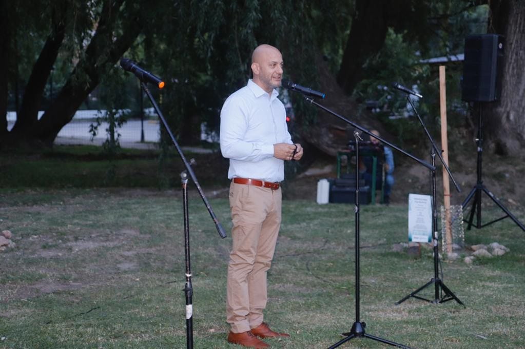 Intendente Daniel Gómez Gesteira en la inauguración del paseo "Bosque de la Poesía" en Carlos Paz.