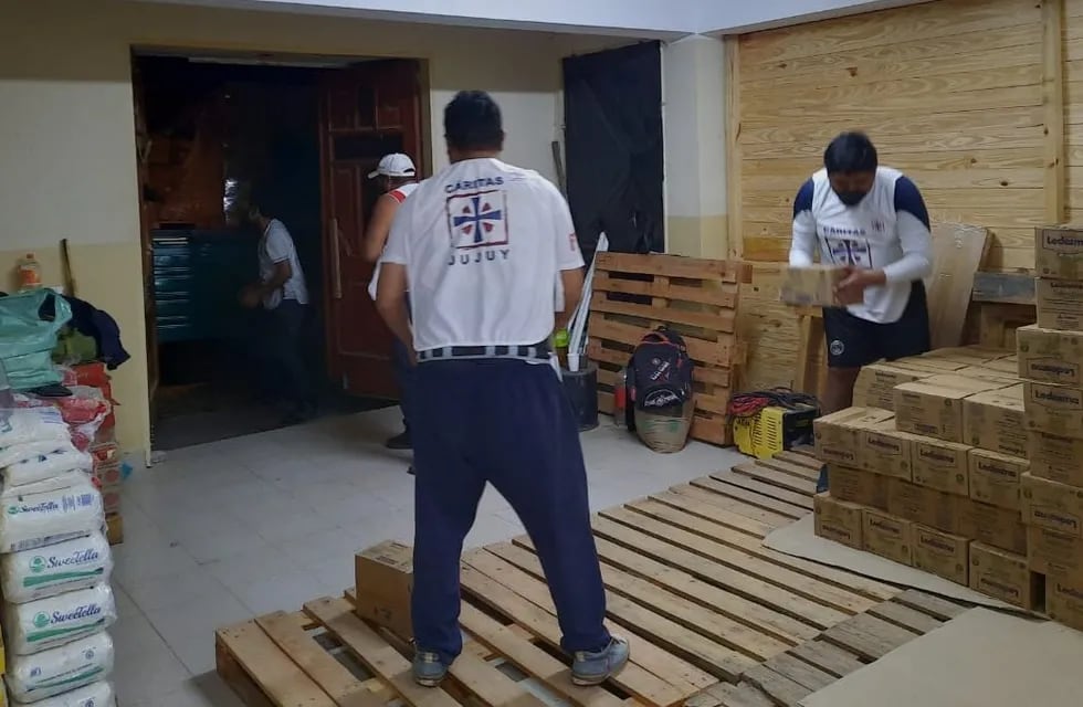 Voluntarios de Cáritas Jujuy al momento de recibir la donación de Ledesma, para su distribución en comedores y merenderos de la Diócesis.