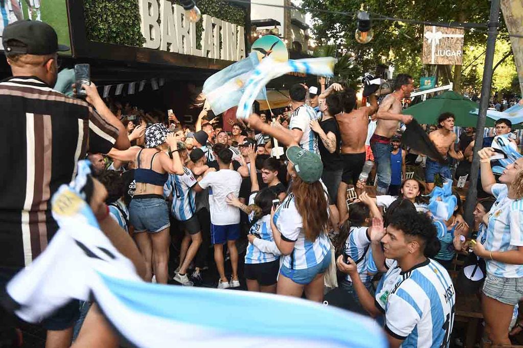 Hinchas de la selección Argentina de viendo el partido de Argentina vs. Paises Bajos en bares de la Arístides Villanueva de Ciudad 
Foto: José Gutierrez / Los Andes 
