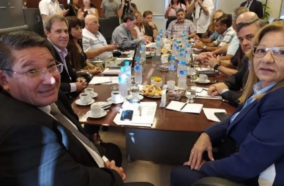 El ministro de Educación, Felipe de los Ríos y la ministra de Hacienda, Marisa López, se reunieron con los gremios.