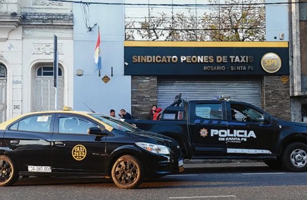 Peones de taxis eligen a sus dirigentes con una fuerte custodia policial. (Web)