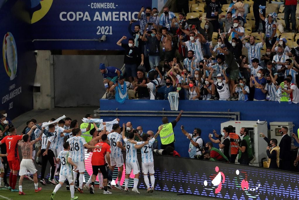 Los jugadores de la selección argentina festejando en el campo de juego del Maracaná. (AP)
