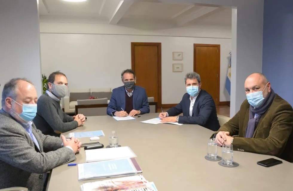 Sergio Uñac se reunió en Buenos Aires con funcionarios del Ministerio de Obras de la Nación.