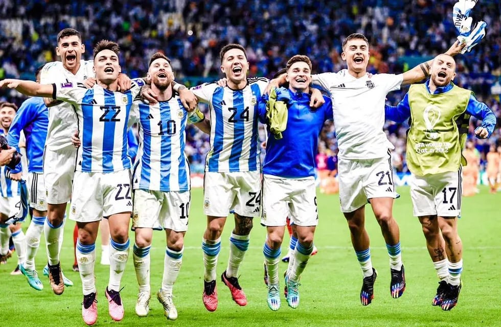 Paulo Dybala celebrando el triunfo con sus compañeros.