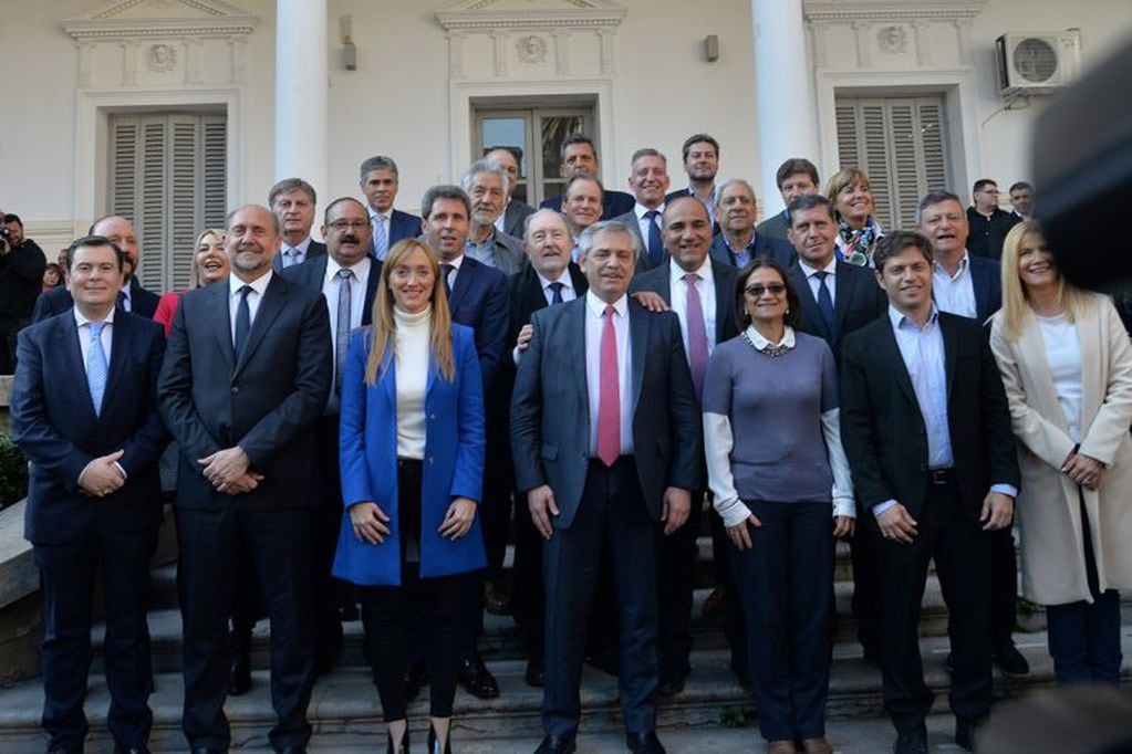Los gobernadores y representantes de 19 provincias en apoyo a la fórmula Fernández-Fernández. Foto: ANSL.