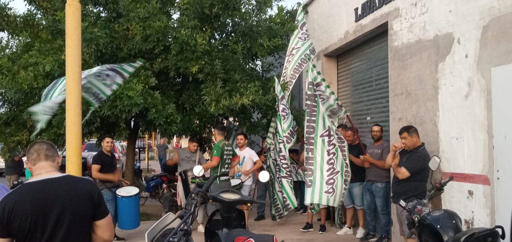 Reconocimiento de la Juventud Peronista a los trabajadores del Frigorífico Anselmo en el Día de la Militancia