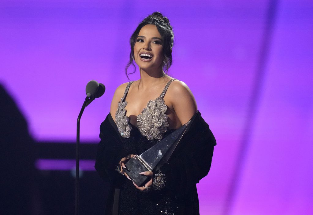 Becky G recibe el premio a la canción del año por "MAMIII" en los Latin American Music Awards el jueves 20 de abril de 2023 en la arena MGM Grand Garden en Las Vegas. (Foto AP/John Locher)