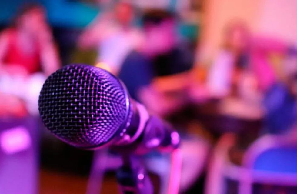 A pesar del aumento de contagios, en Viedma se organizan reuniones con karaoke