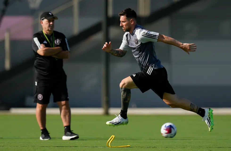 Lionel Messi (derecha) participa en un entrenamiento del Inter Miami ante la mirada del técnico Gerardo Martino, el martes 18 de julio de 2023, en Fort Lauderdale, Florida. (AP Foto/Rebecca Blackwell)