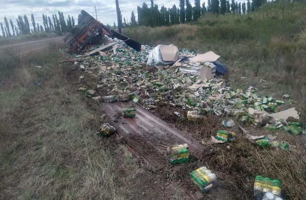 El camión quedó a un costado del camino y se desparramó toda la carga.