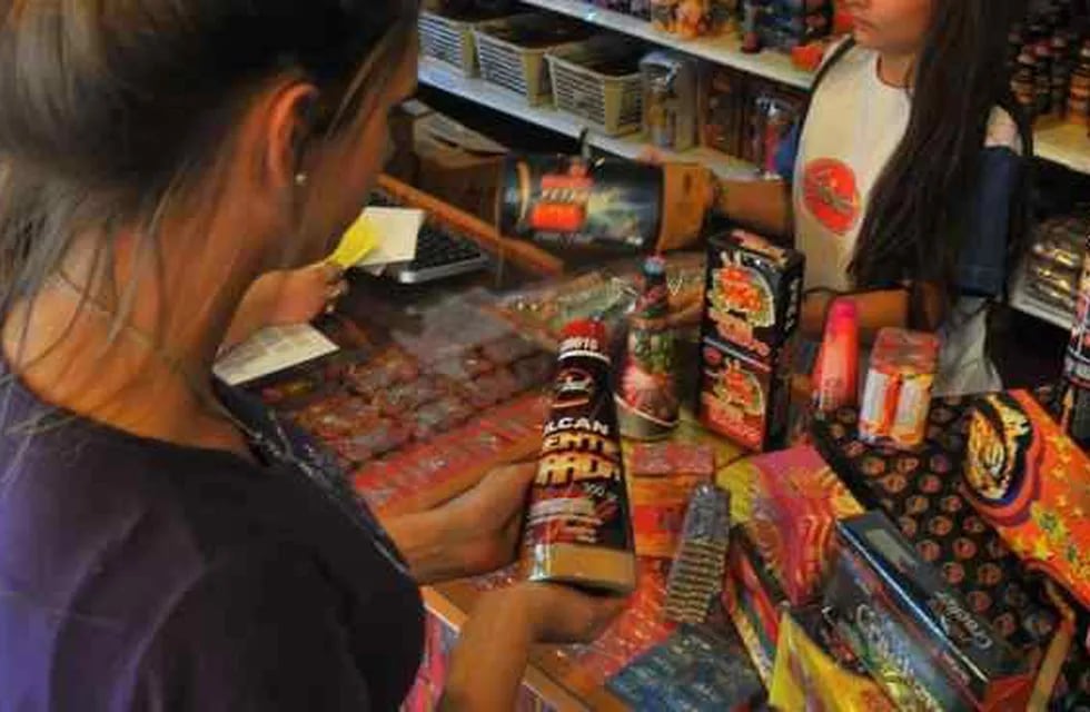 En San Rafael está prohibida la venta y uso de pirotecnia. Foto La Voz.