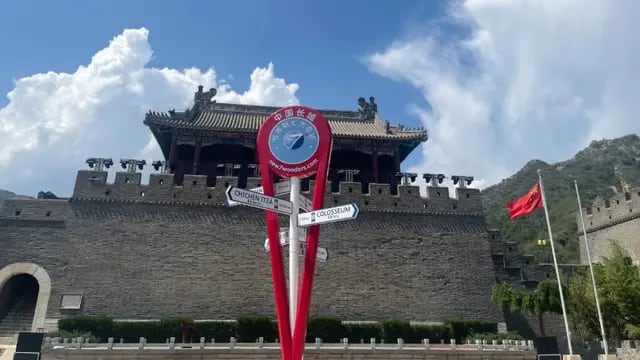 Una columna de 3 metros celebra a la Gran Muralla de China como una de las Nuevas 7 Maravillas del Mundo
