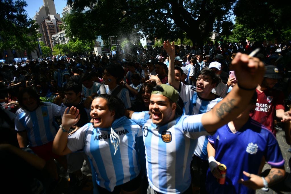 Los festejos en el Patio Olmos por el triunfo de la Selección Argentina ante Francia en el primer tiempo. (Pedro Castillo/La Voz)