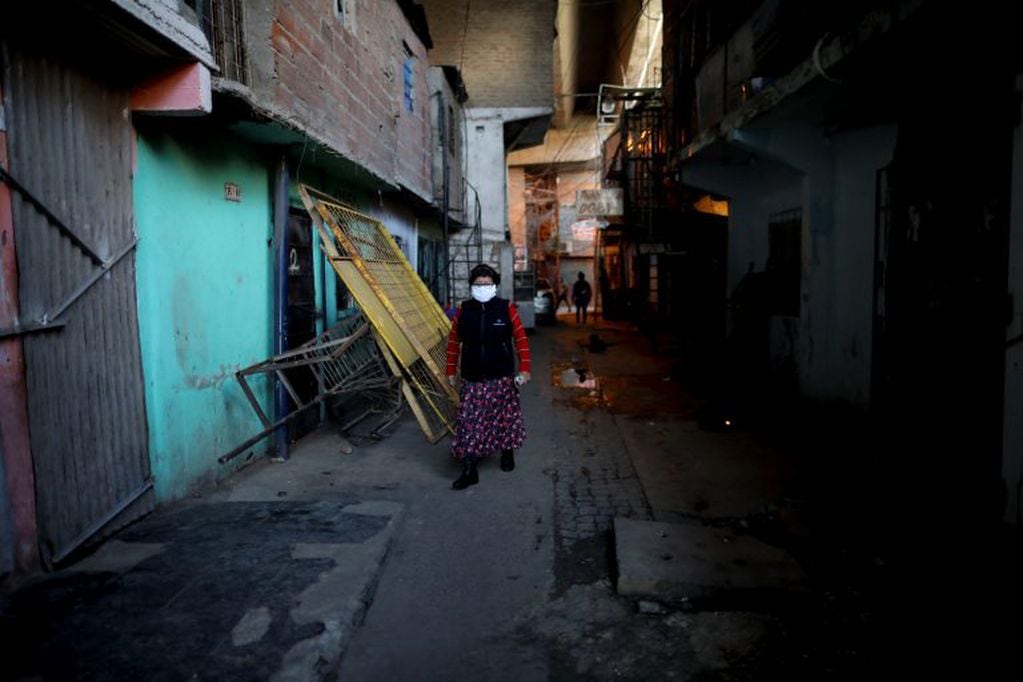Una mujer camina por los pasillos del Barrio 31 (Foto: AP Photo/Natacha Pisarenko)