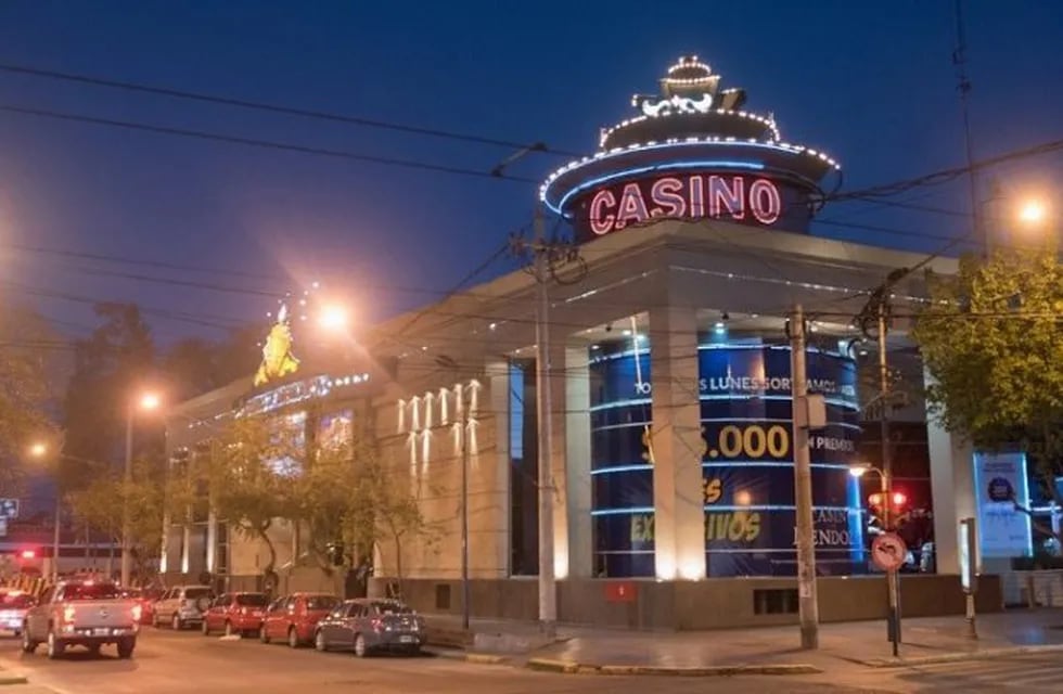 Un hombre fue detenido por vender dólares falsos, en las cercanías del casino de Mendoza.