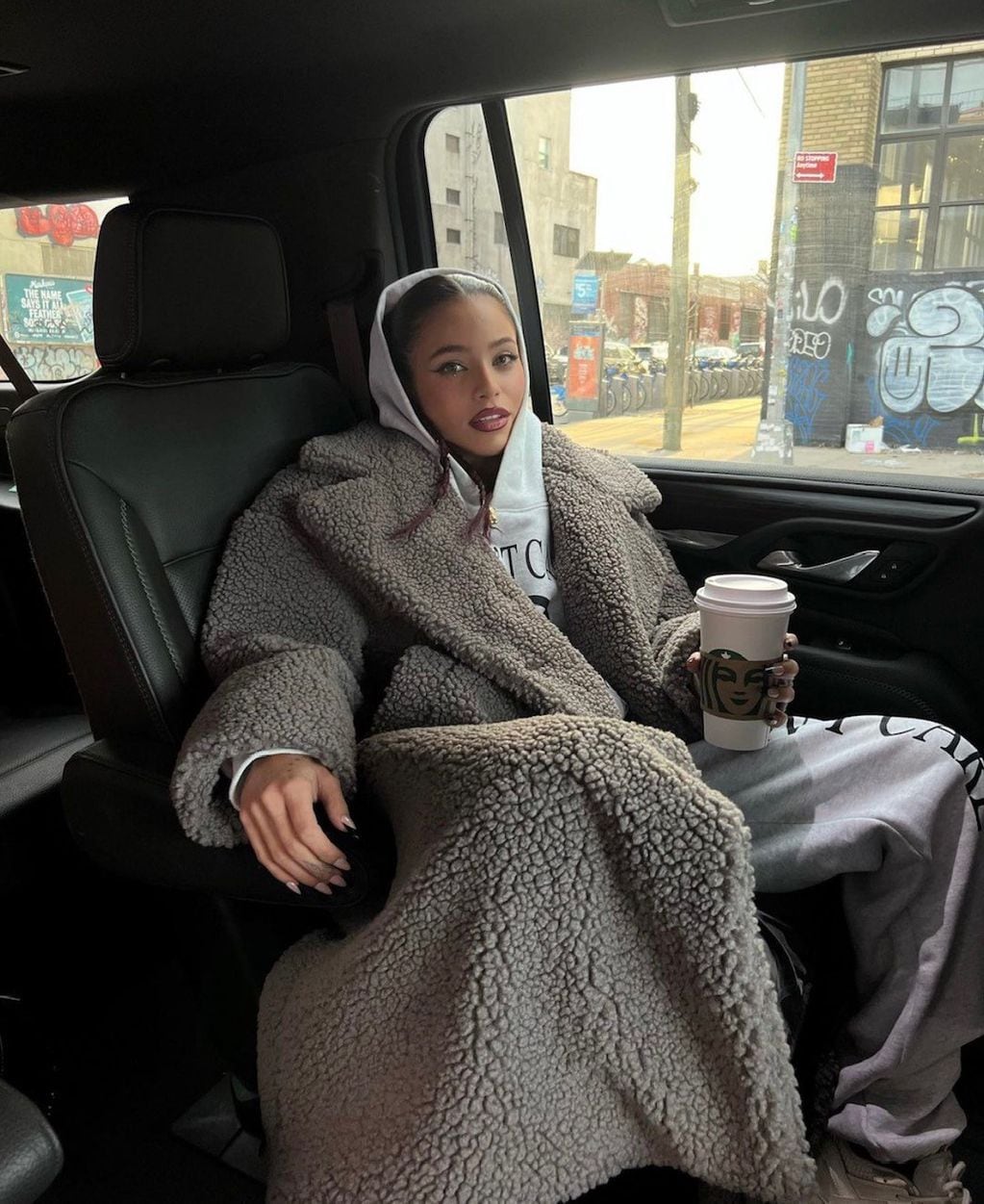 Emilia brilló con un abrigo teddy XL en las calles de Nueva York.