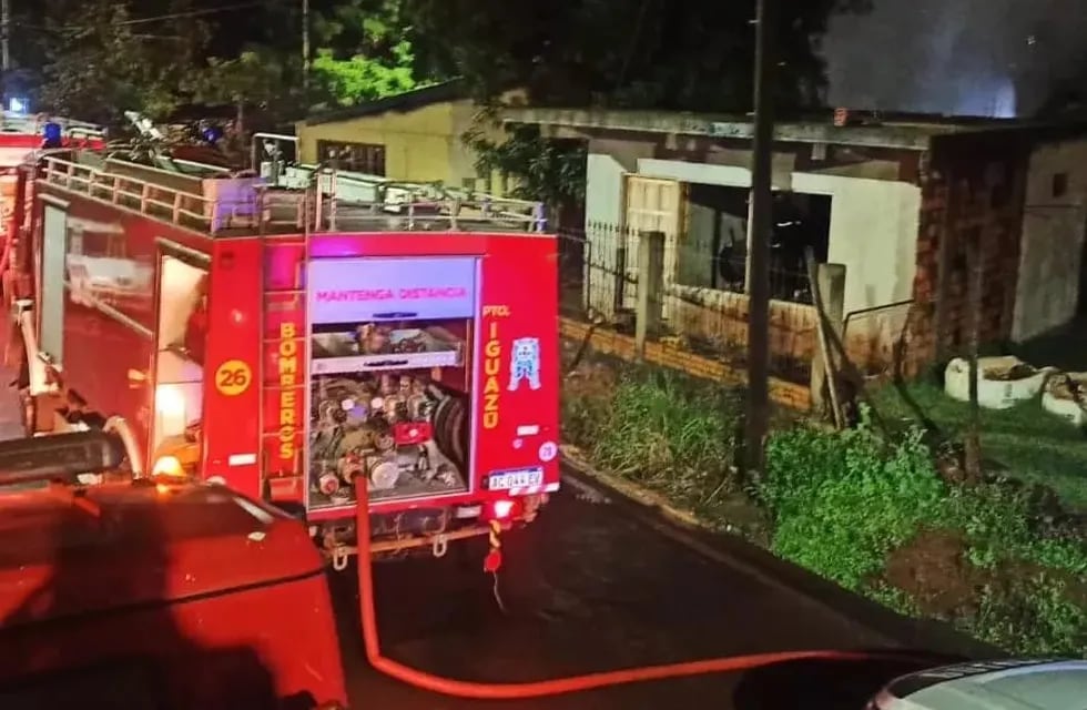 Un hombre terminó internado con quemaduras tras el incendio de su vivienda en Iguazú.