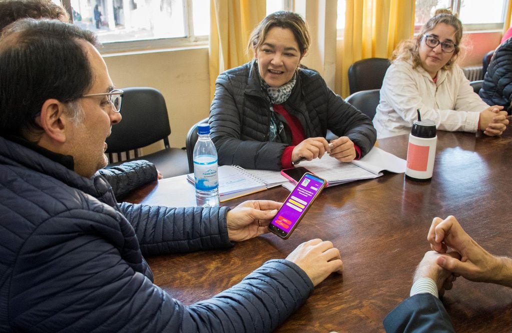 El concejal Lisandro Aguiar pudo probar en su celular la aplicación IncluApp y destacó las virtudes de la novedosa herramienta.