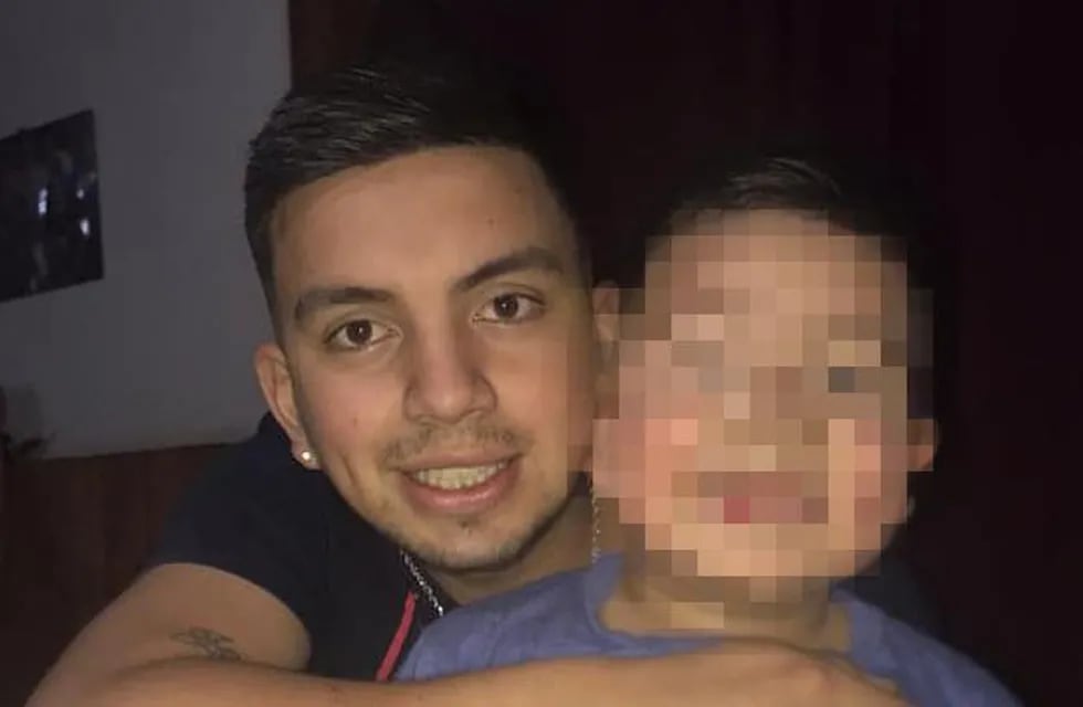 Luciano Nahuel "Chano" Gómez fue acribillado la semana pasada en la "Plaza del Triángulo" mientras jugaba con su hijo. (Facebook)