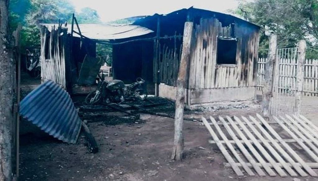 Una de las casas incineradas por la turba de la comunidad wichí. (Web)