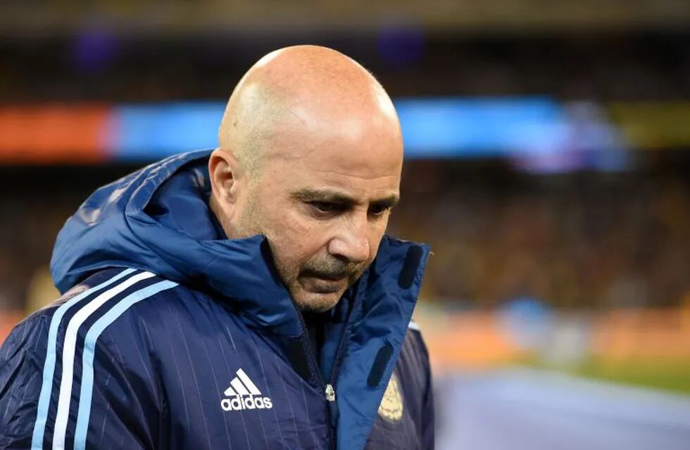 Argentina's football manager Jorge Sampaoli walks off the field before the friendly international football match between Brazil and Argentina at the MCG in Melbourne on June 9, 2017. / AFP PHOTO / SAEED KHAN / IMAGE RESTRICTED TO EDITORIAL USE - STRICTLY NO COMMERCIAL USE melbourne australia Jorge Sampaoli partido amistoso internacional futbol futbolistas partido seleccion argentina brasil