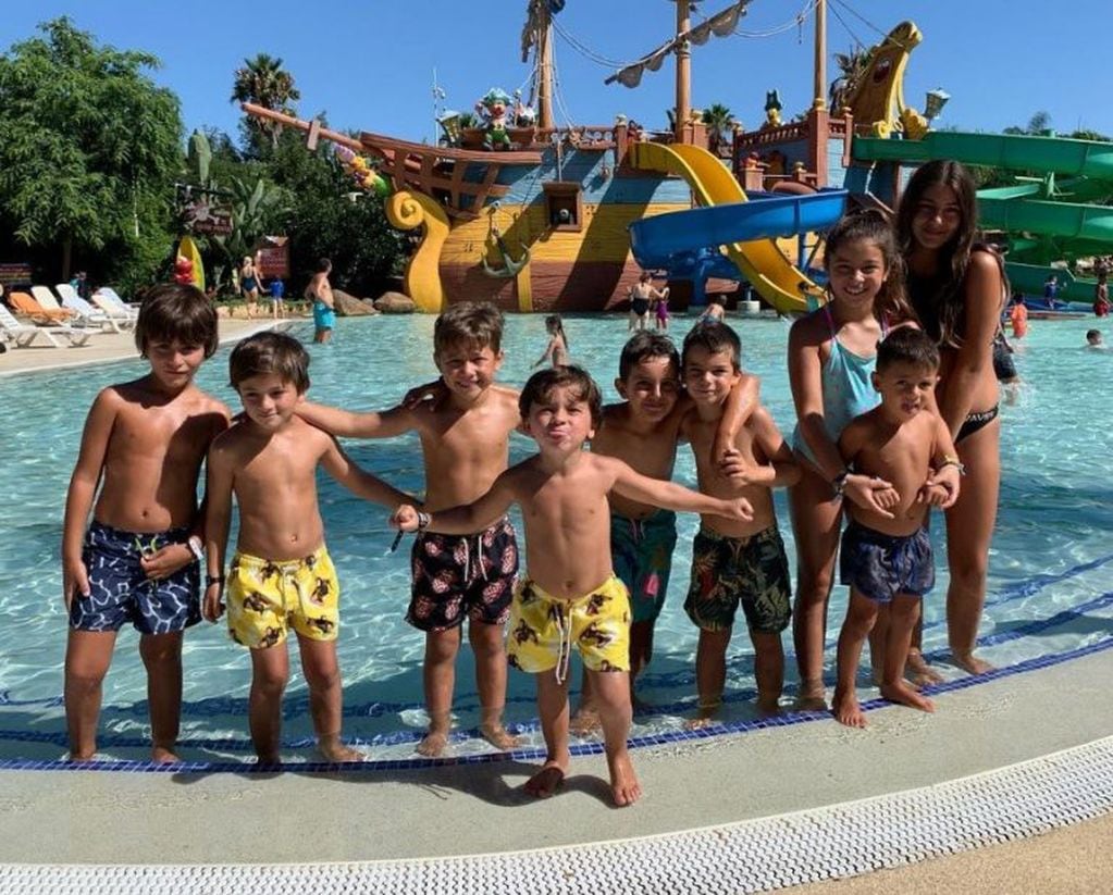 Mateo Messi y sus amiguitos a puro sol en Port AVentura. (Instagram)