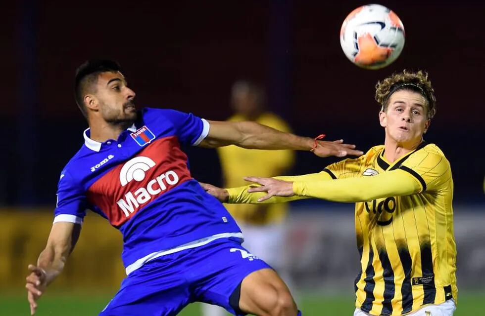 Paraguay's Guarani midfielder, Argentine Bautista Merlini (R) and Argentina's Tigre defender Diego Sosa vie for the ball during their closed-door Copa Libertadores group phase football match at the CA Tigre stadium in Tigre, Argentina, on October 1, 2020, amid the COVID-19 novel coronavirus pandemic. (Photo by Marcelo Endelli / POOL / AFP)