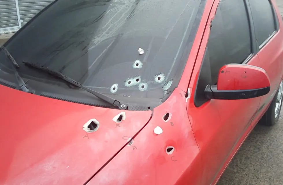 El Chevrolet Celta rojo recibió al menos 10 disparos tras el ataque. (@somosrosariook)