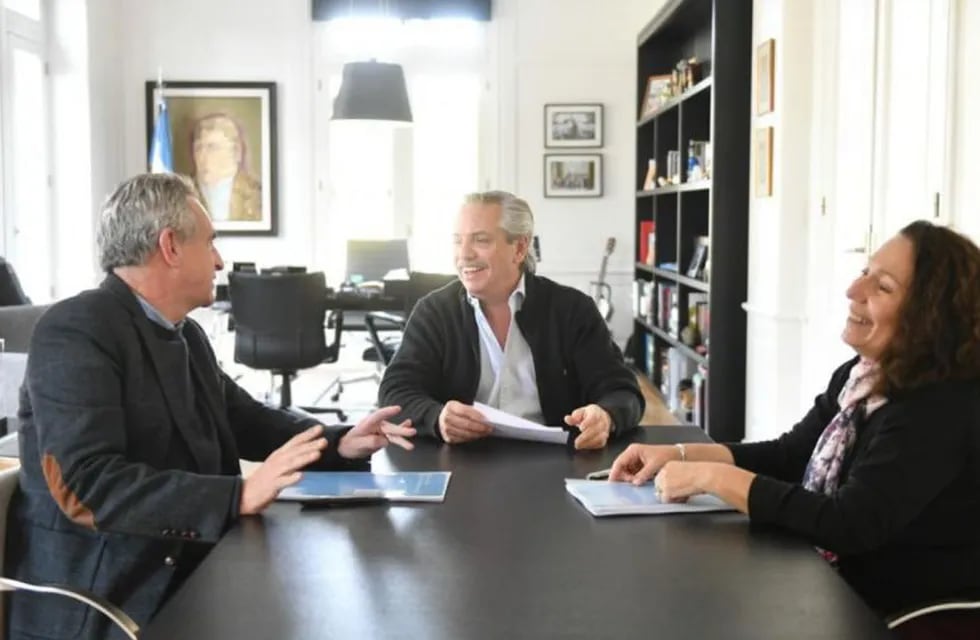 La reunión de transición entre Fernández, Camaño y Rossi.