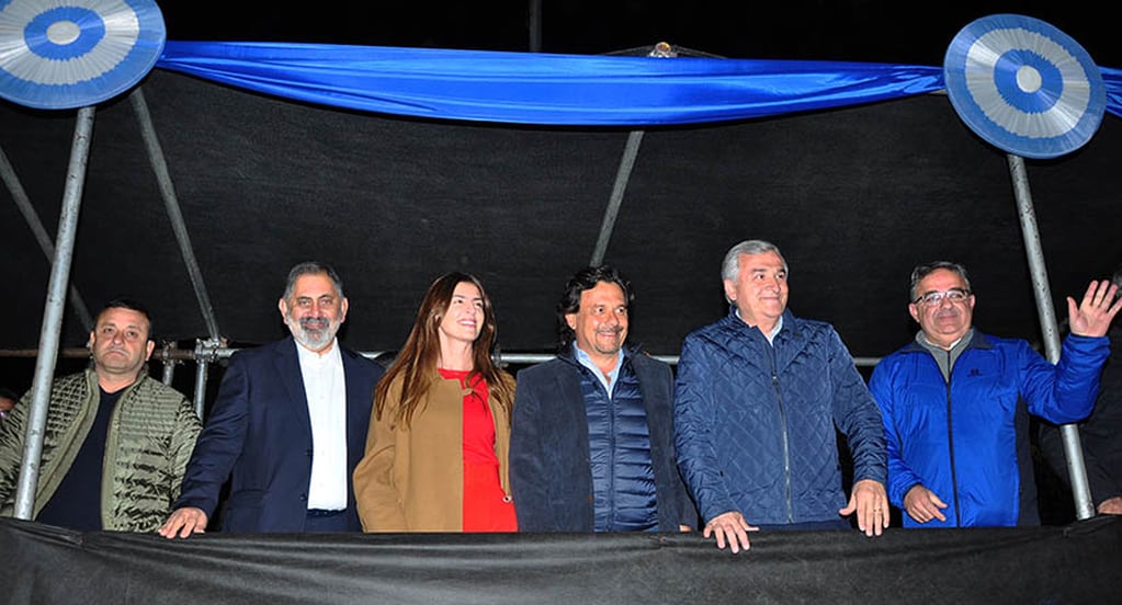 El gobernador Morales y el intendente Jorge, junto a los invitados especiales que llegaron a Jujuy para asistir a los actos por el 210.° aniversario del Éxodo Jujeño.