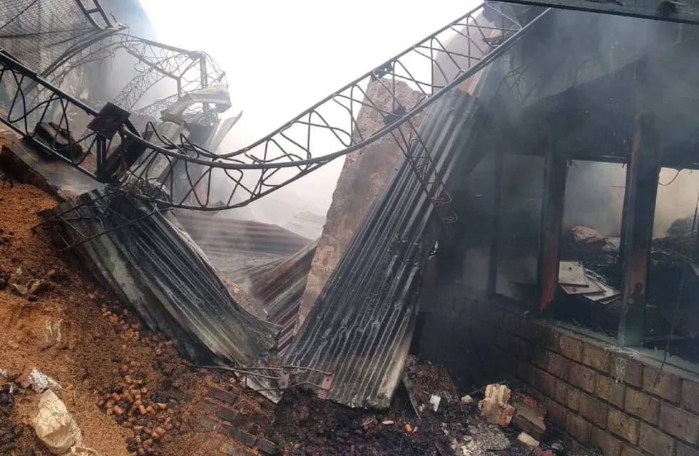 Las llamas destrozaron buena parte de la planta ubicada en el barrio del Abasto.