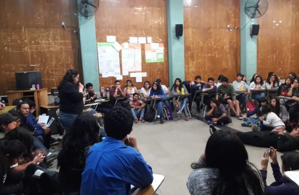 Asamblea estudiantil resuelve levantar la toma de la Facultad de Humanidades