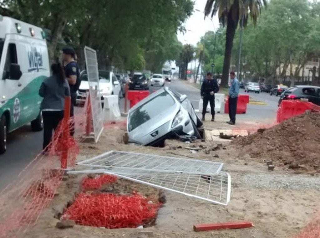 Un auto cayó a un pozo de Aguas Santafesinas. (Red  de Emergencias)