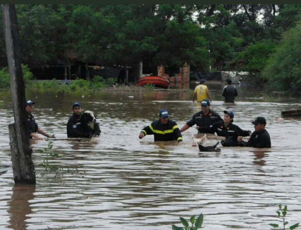 El temporal en Apolinario Saravia obligó a cientos de personas a evacuar de sus casas (Web)