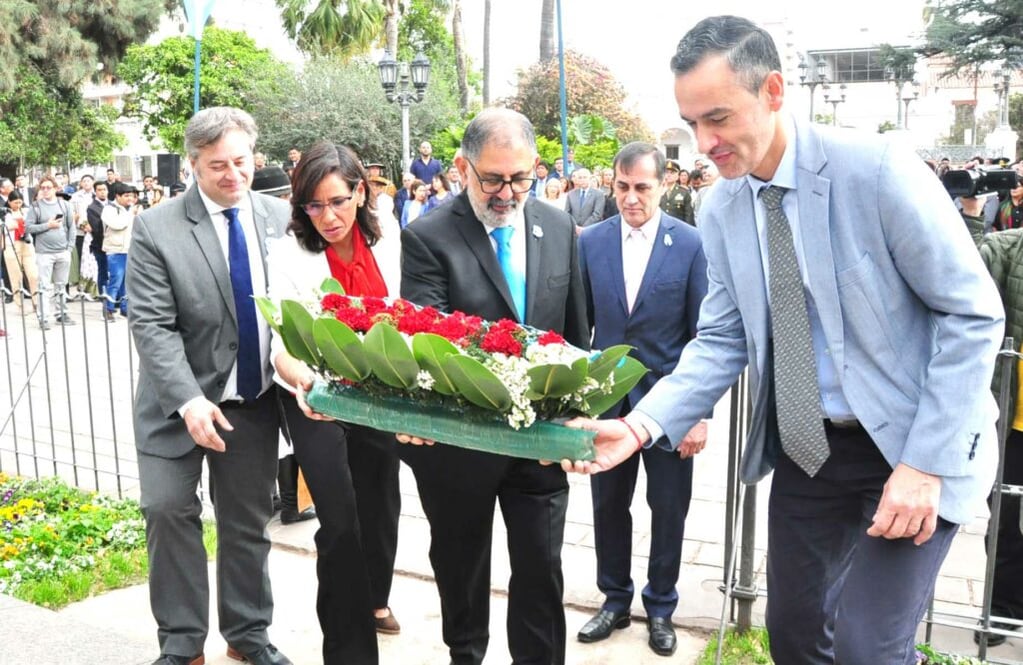 El intendente Raúl Jorge y miembros de su gabinete, al momento de depositar una ofrenda floral al pie del monumento que recuerda al general Belgrano, en la plaza homónima.
