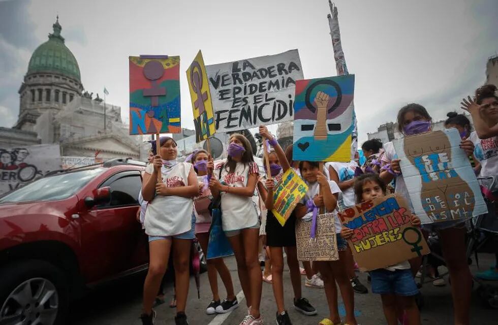 AME3018. BUENOS AIRES (ARGENTINA), 09/03/2020.- Cientos de mujeres marchan este lunes al Congreso de la Nación en conmemoración del Día Internacional de la Mujer, en Buenos Aires (Argentina). EFE/Juan Ignacio Roncoroni
