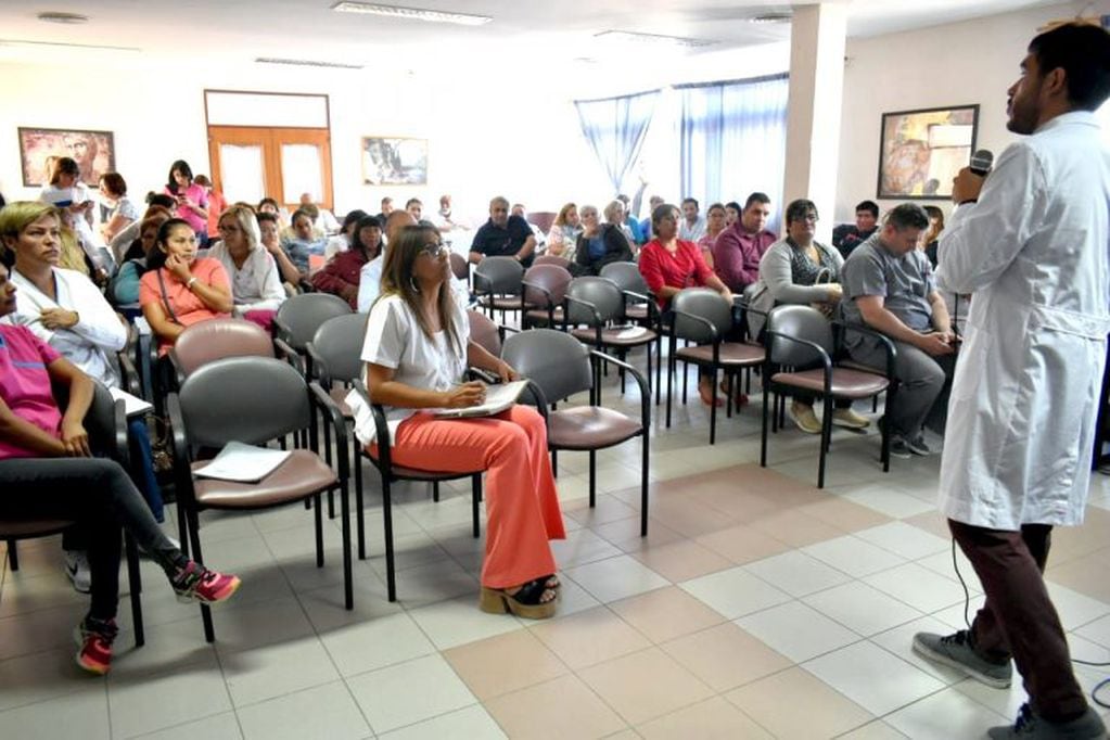 La charla tuvo lugar en el auditorio del Hospital Zonal.