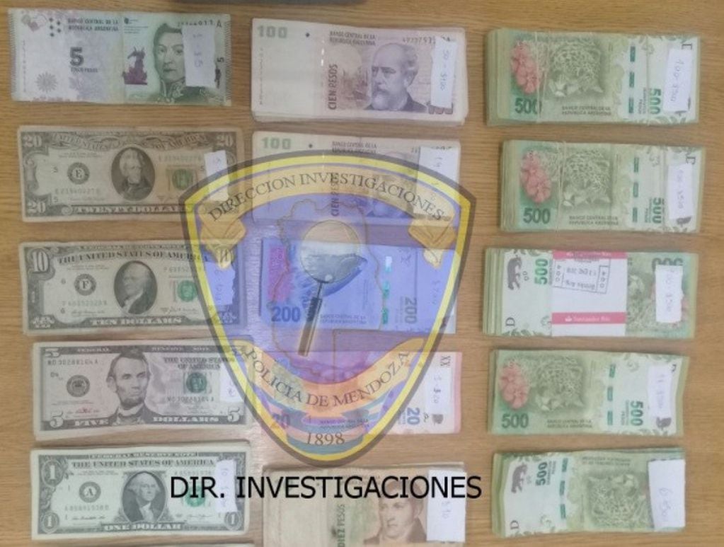 Luego de los allanamientos, la policía secuestró dinero en efectivo, estupefacientes y distintos elementos robados.