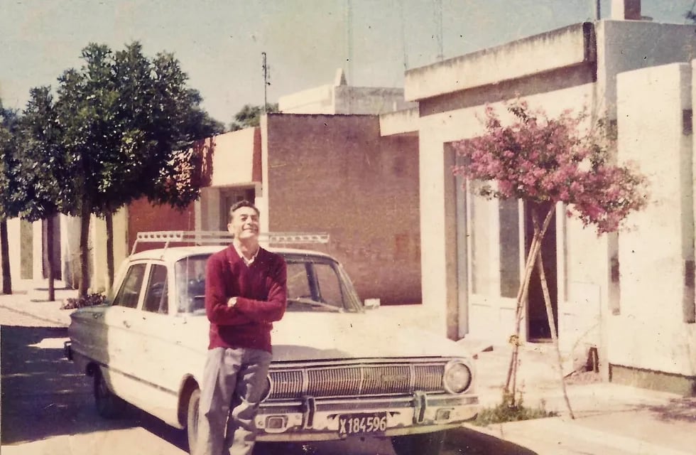 Ricardo y su Ford Falcon, en Oncativo.